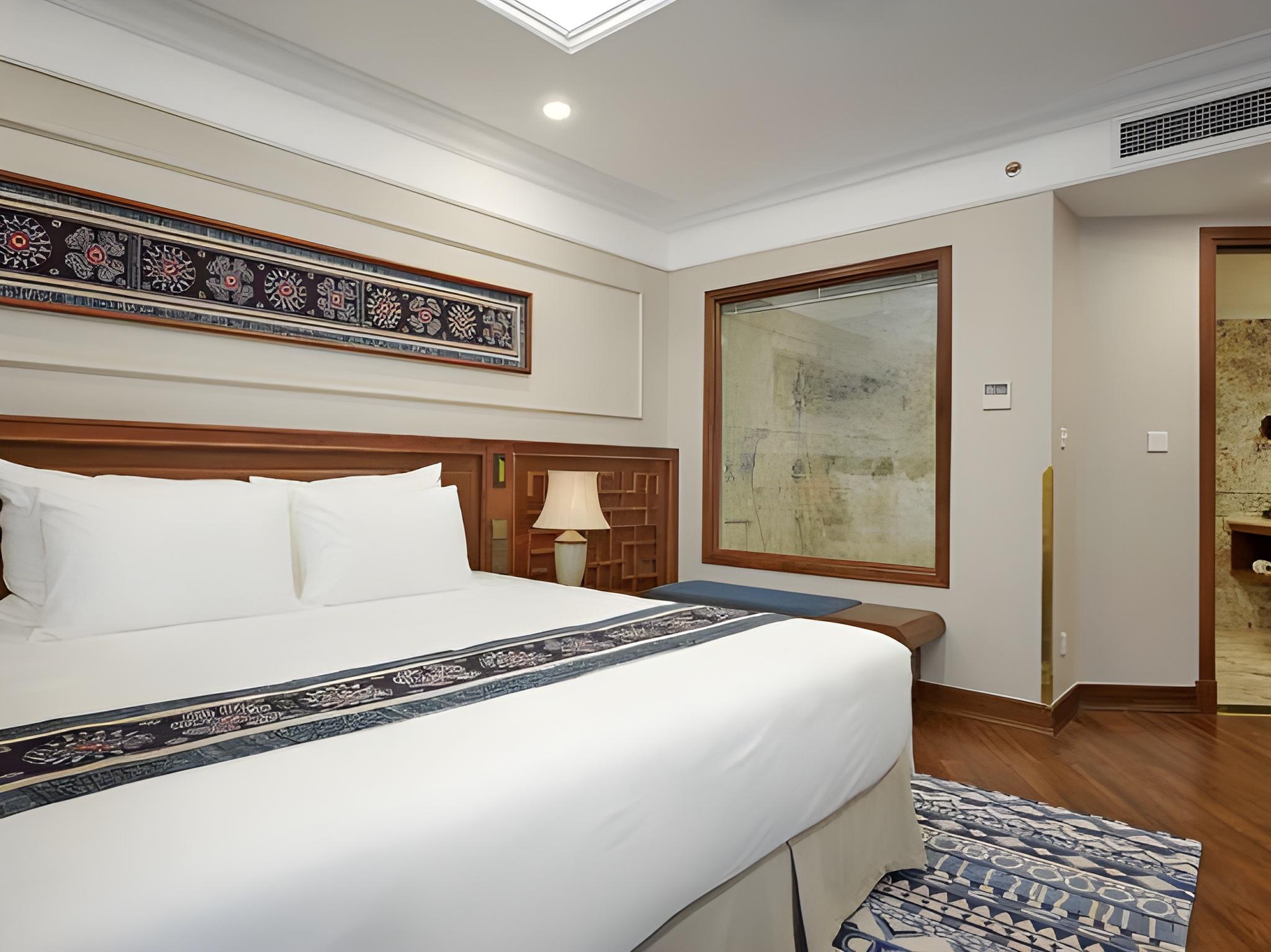 Junior Suite, King Bed, Mountain View, Balcony
