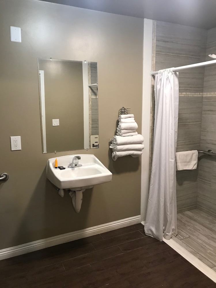 Americas Best Value Inn Corona 46/46