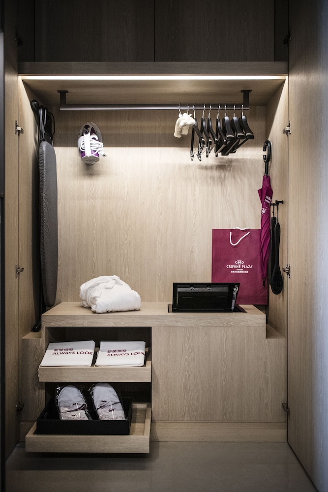 Standard, 2 Double Beds, River View, Balcony, CROWNE PLAZA TAINAN 6/6