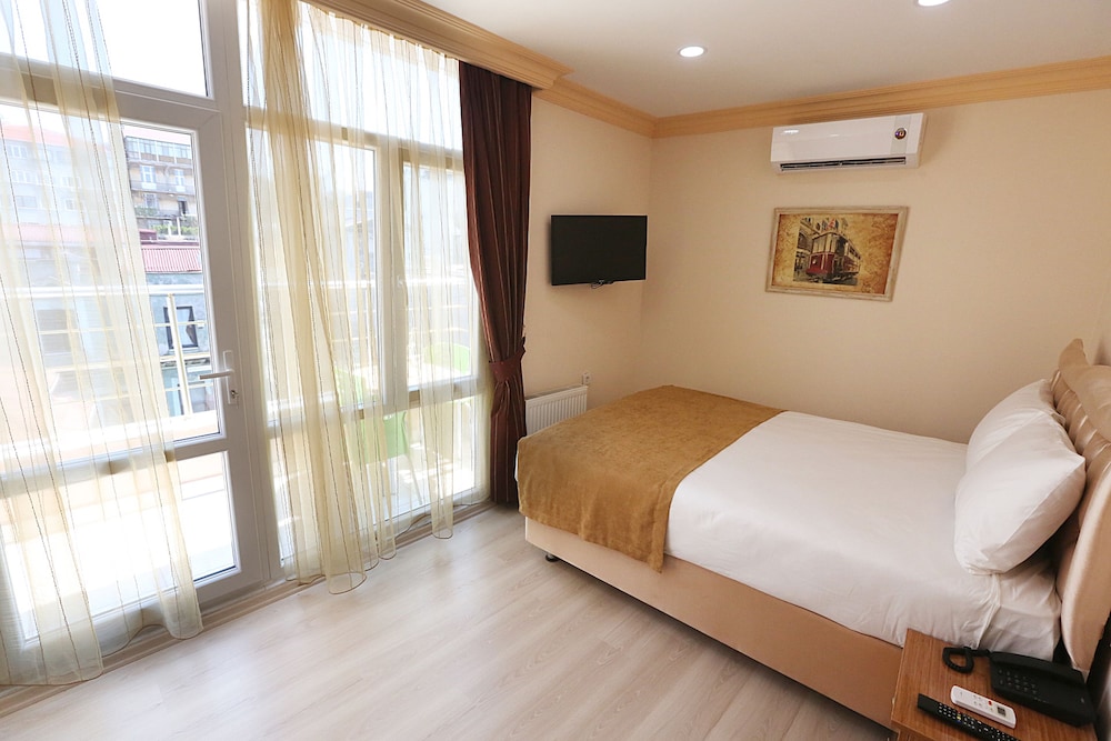 Deluxe, Balcony