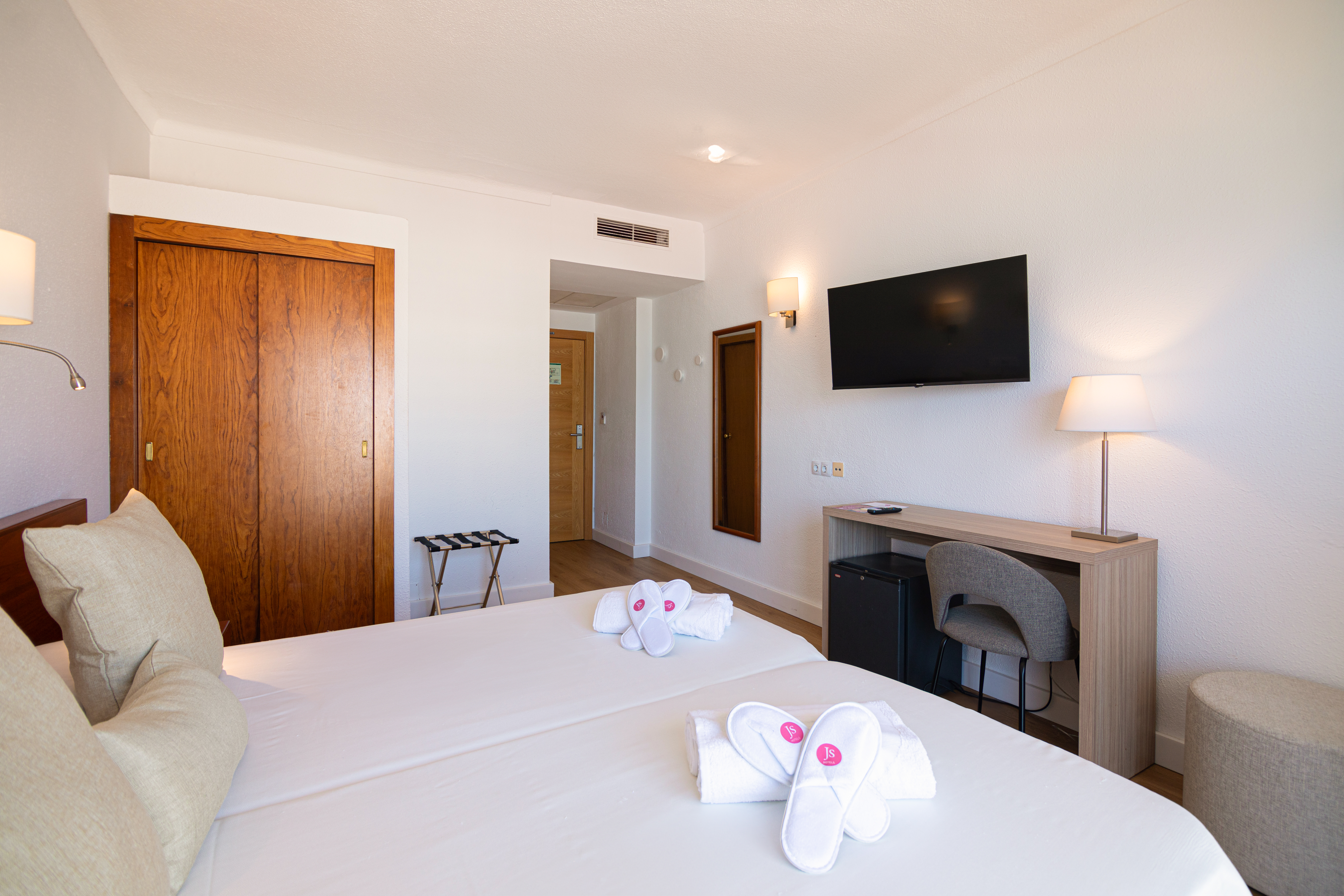 Room, Double or Twin Bed, Lateral Side Sea View, Balcony
