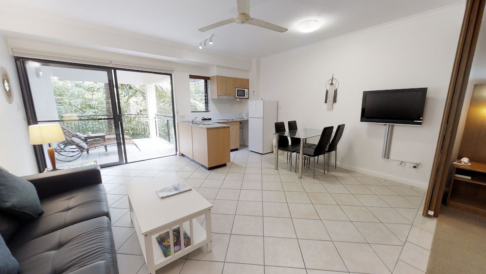 Silkari The Pavilions Port Douglas 40/65