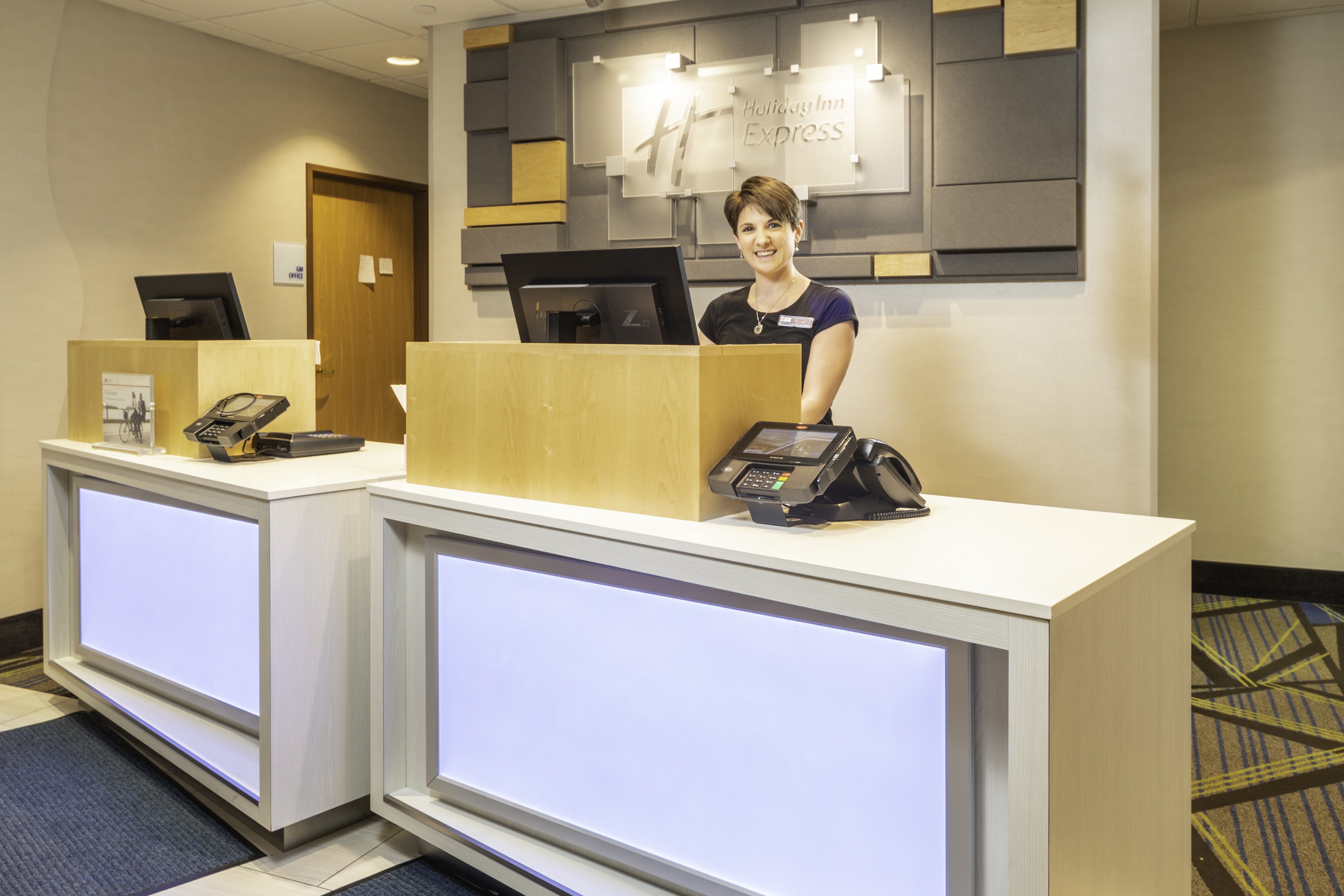 HOLIDAY INN EXPRESS ROCHELLE 11/71