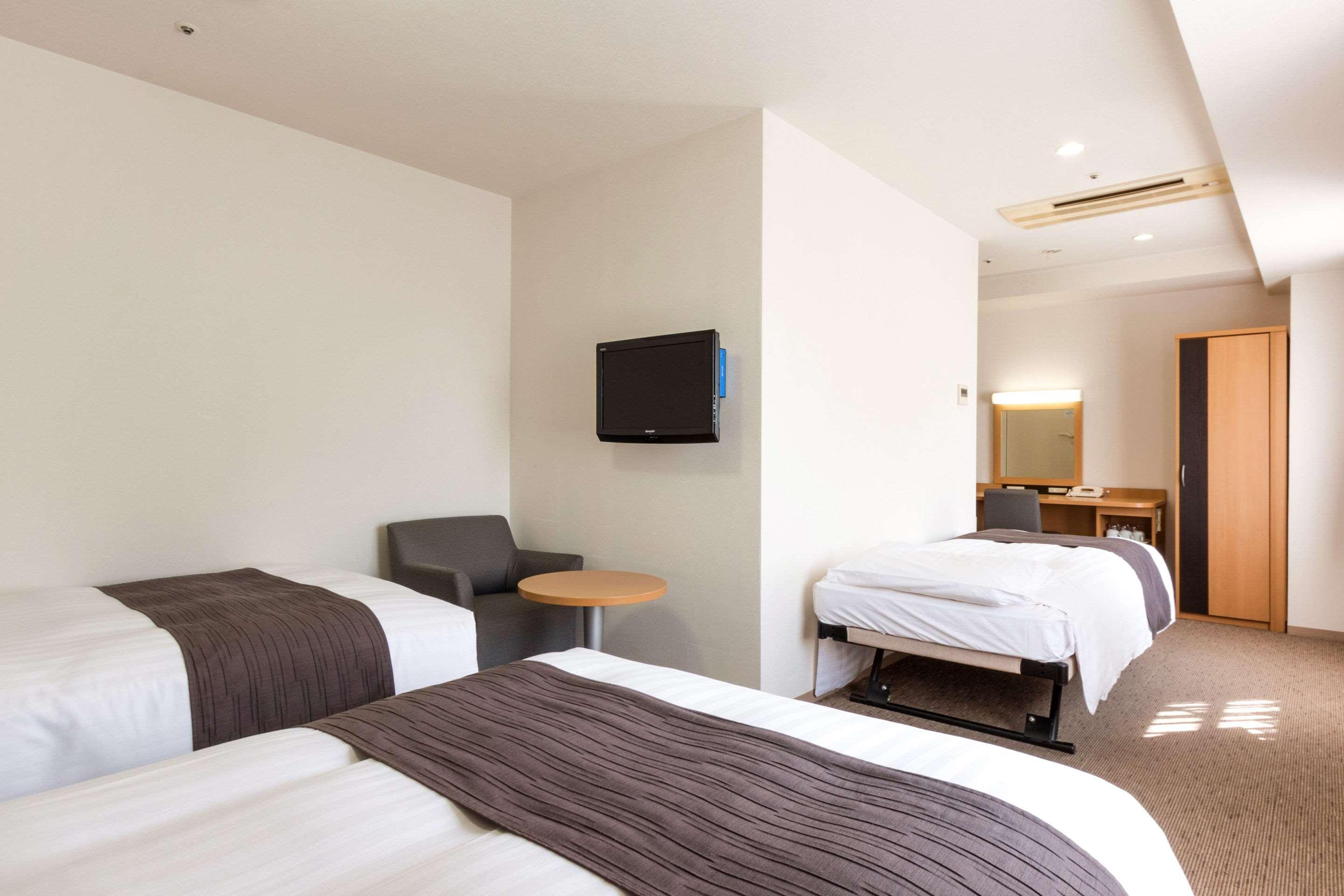 ROOM, 3 BEDS