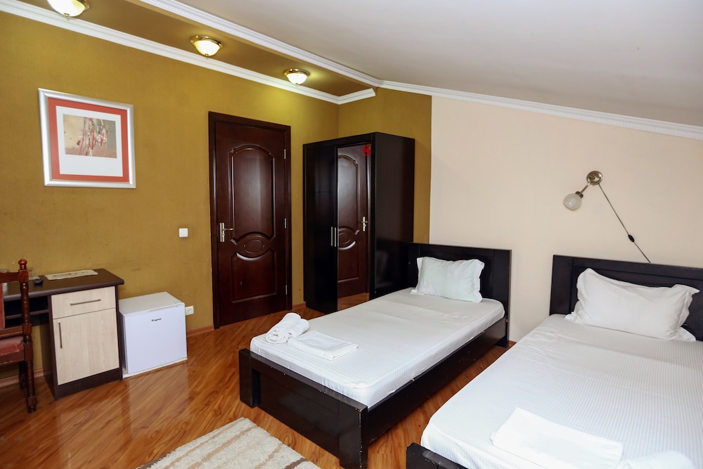 ISAKA HOTEL 23/74