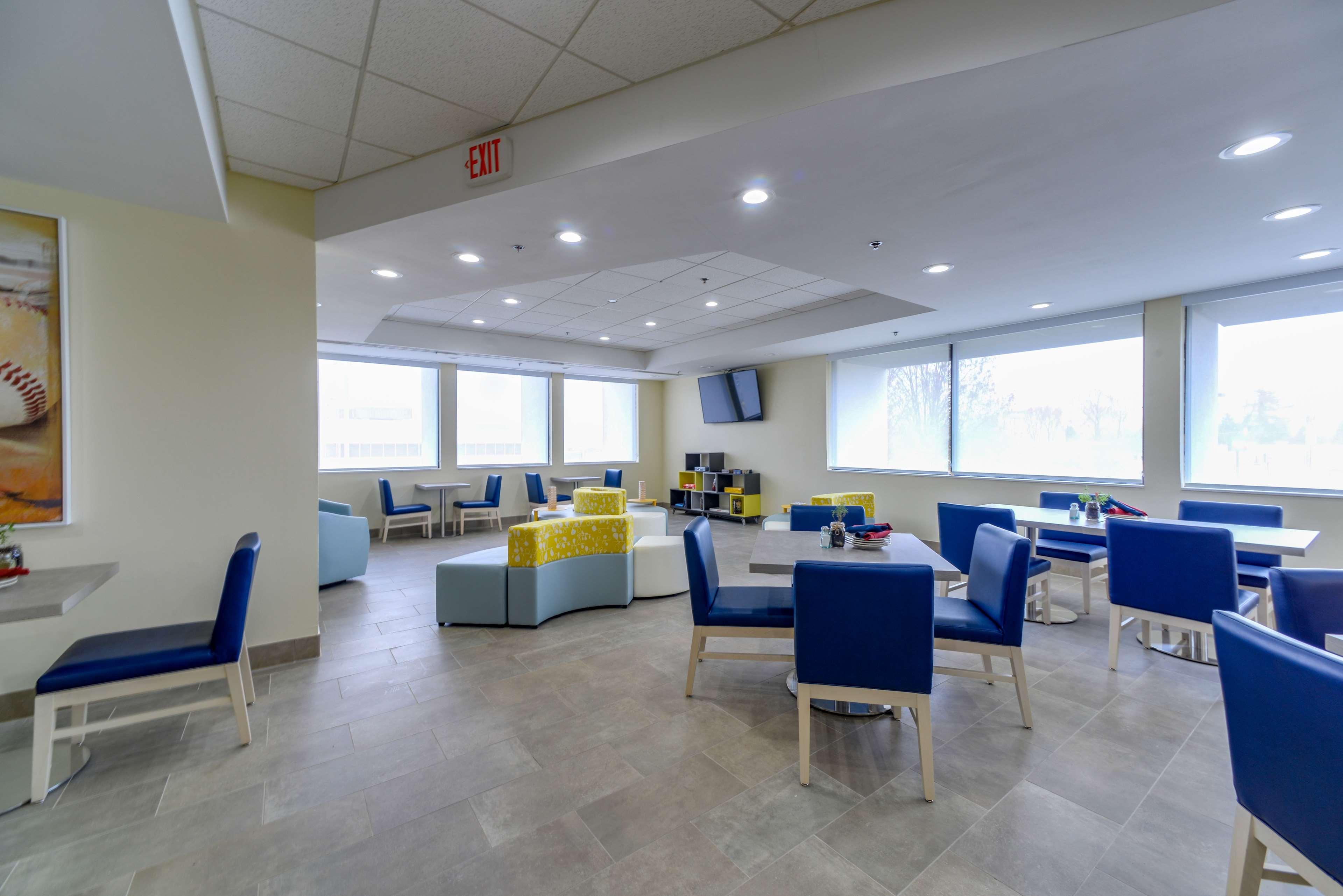 St. Louis Airport Hotel 32/44