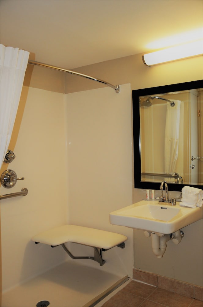 Ramada By Wyndham Staten Island 36/38