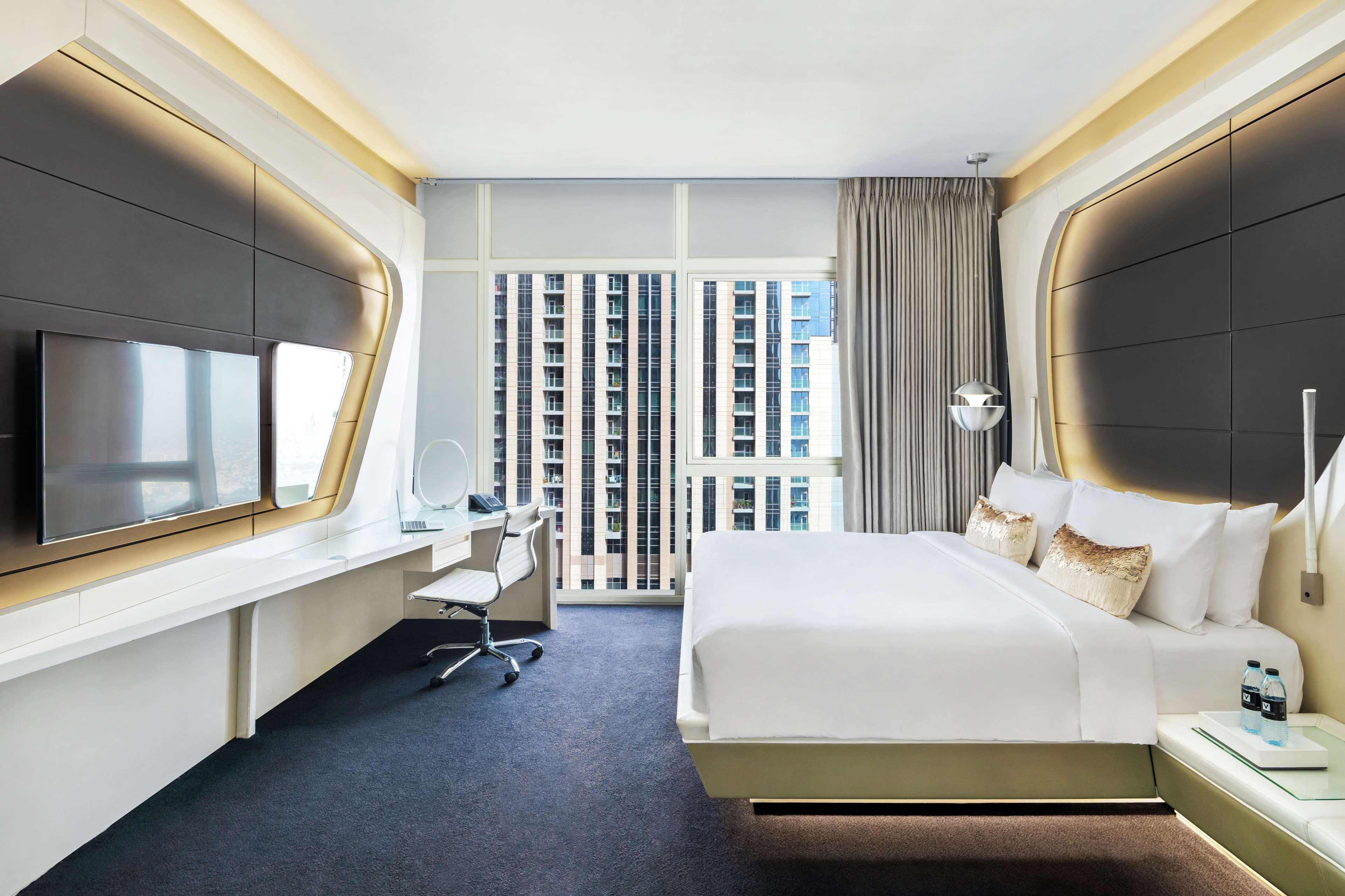 DELUXE, KING BED