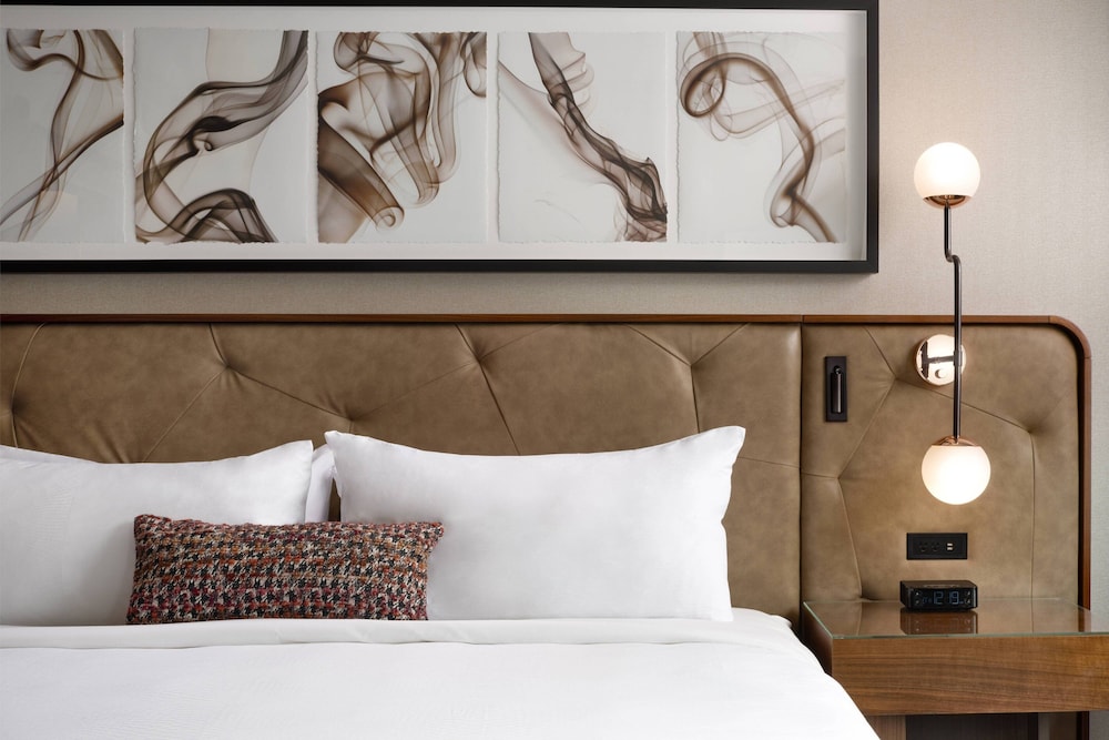 Hotel Distil Autograph Collection 19/82