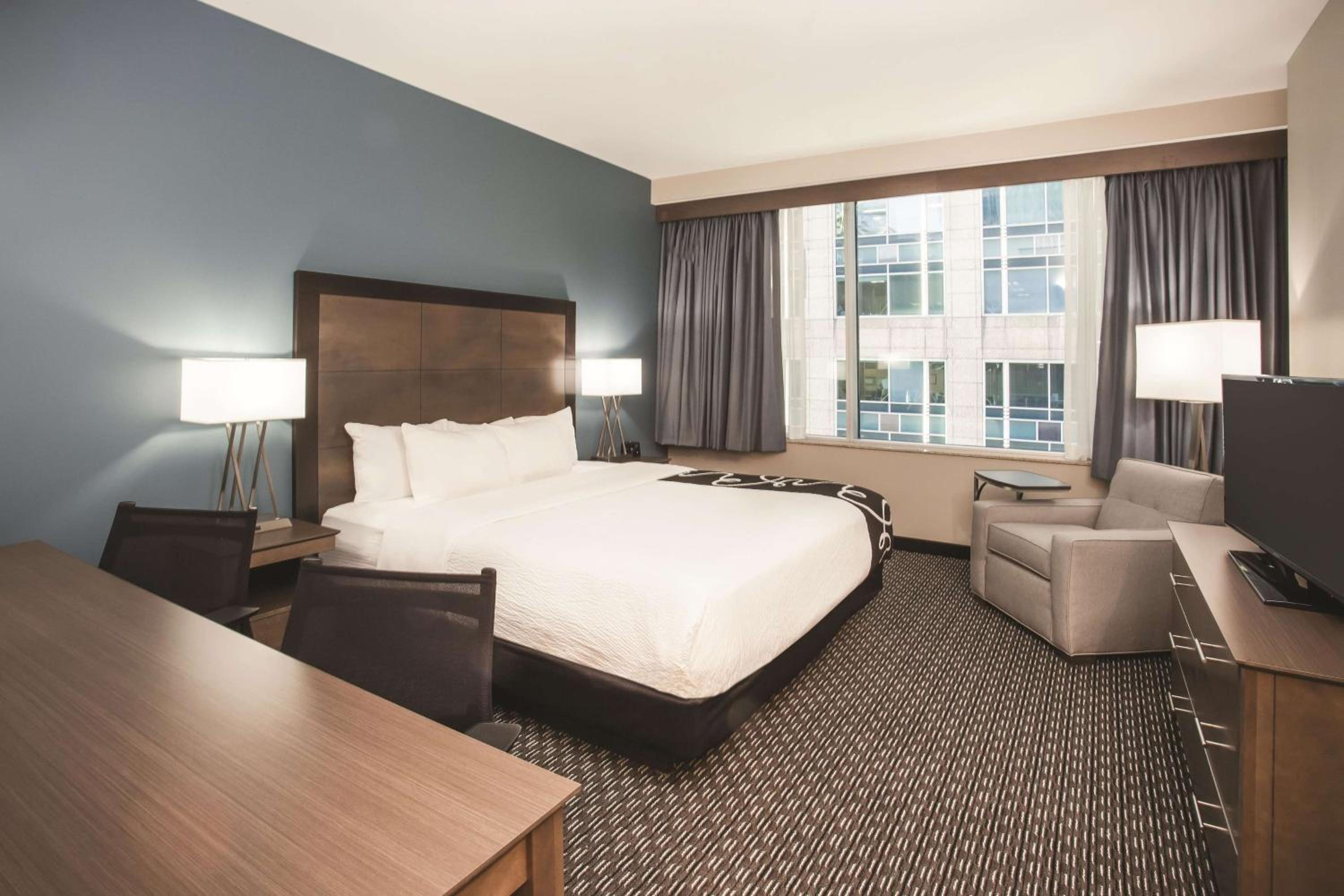 JUNIOR SUITE, KING BED, SOFA