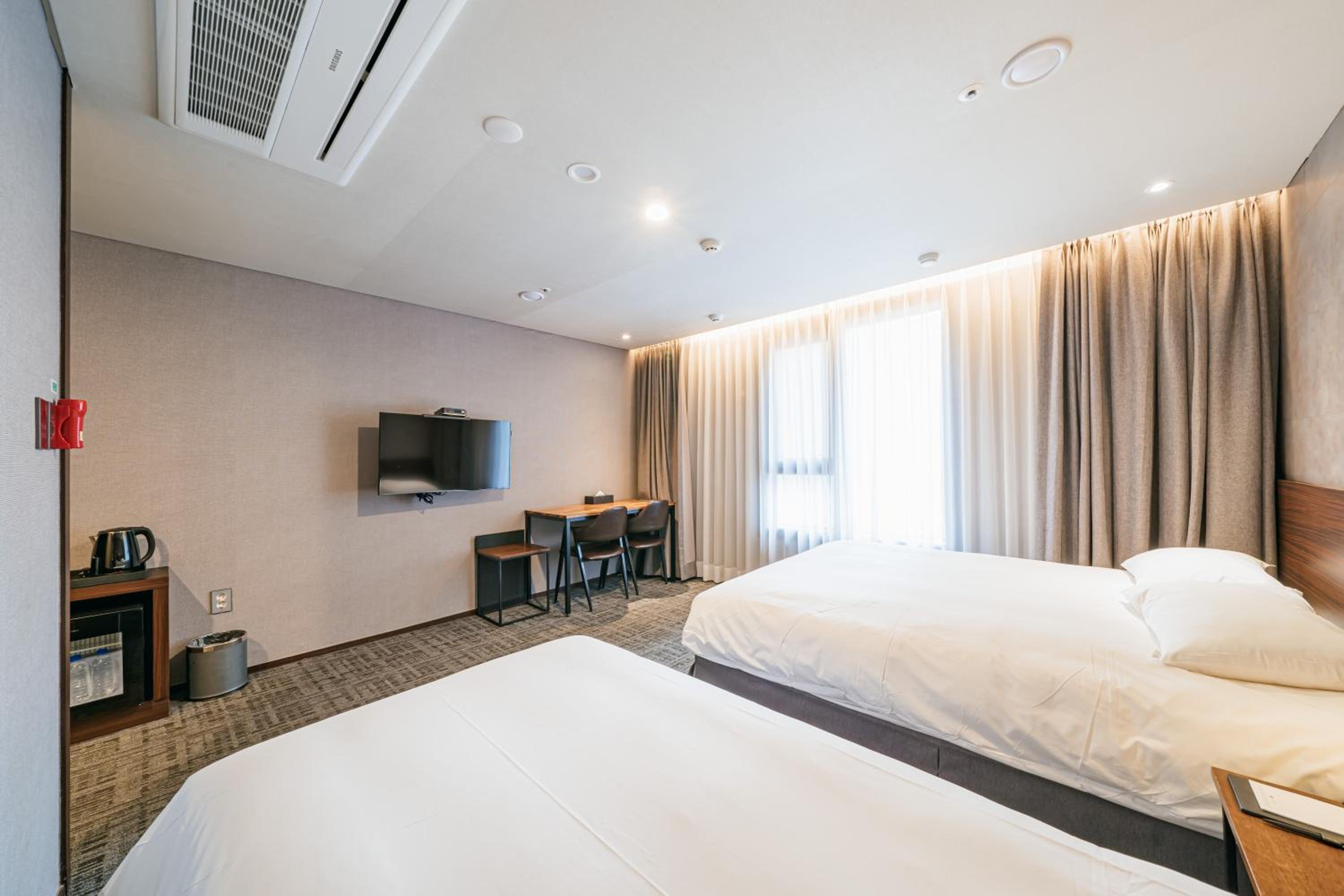 City, Twin Beds