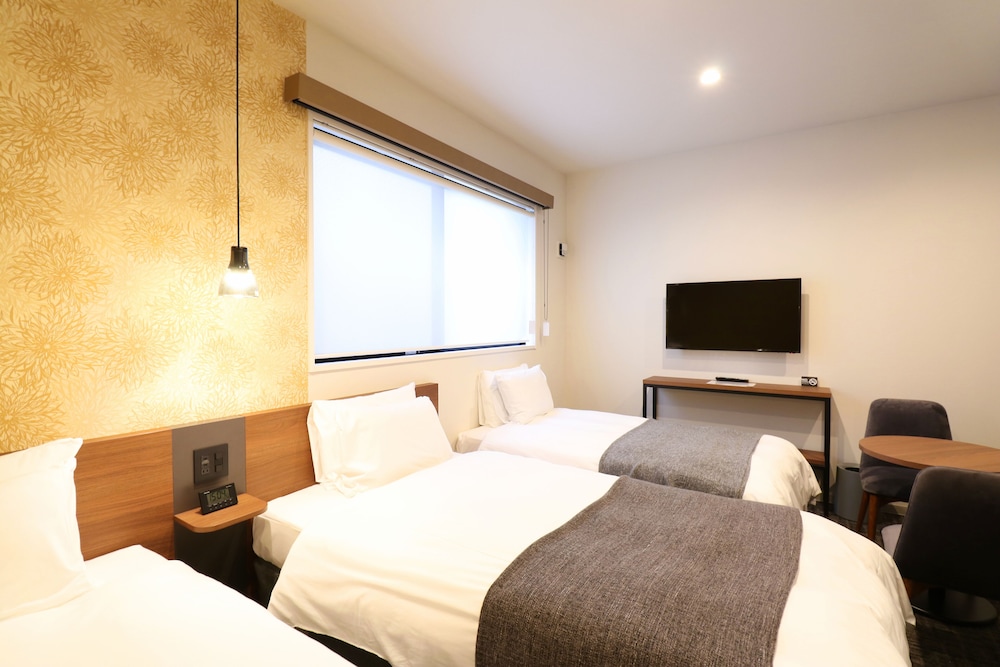 غرفة بسريرين منفصلين مع سرير إضافي، M's Hotel Nijojo Oike 2/5