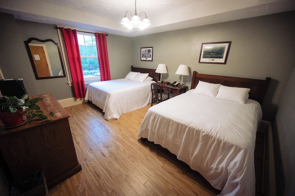 Deluxe, 2 Queen Beds, River View