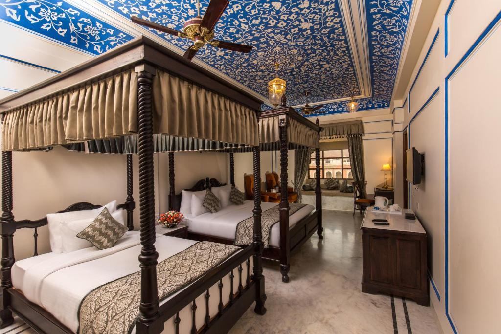 Royal, Suite