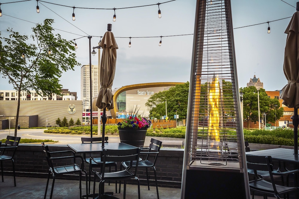 Hyatt Place Milwaukee Downtown 68/71