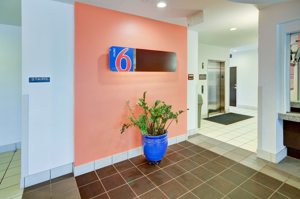 Motel6 Roanoke, TX - Northlake - Speedway 8/48