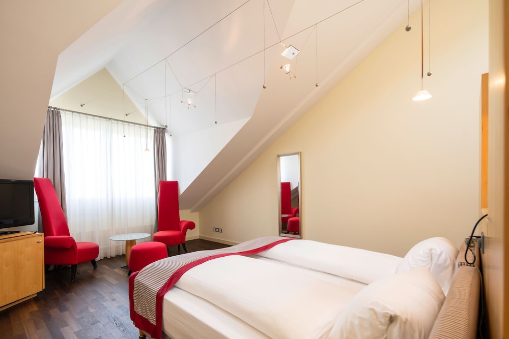DELUXE, DOUBLE OR TWIN BED