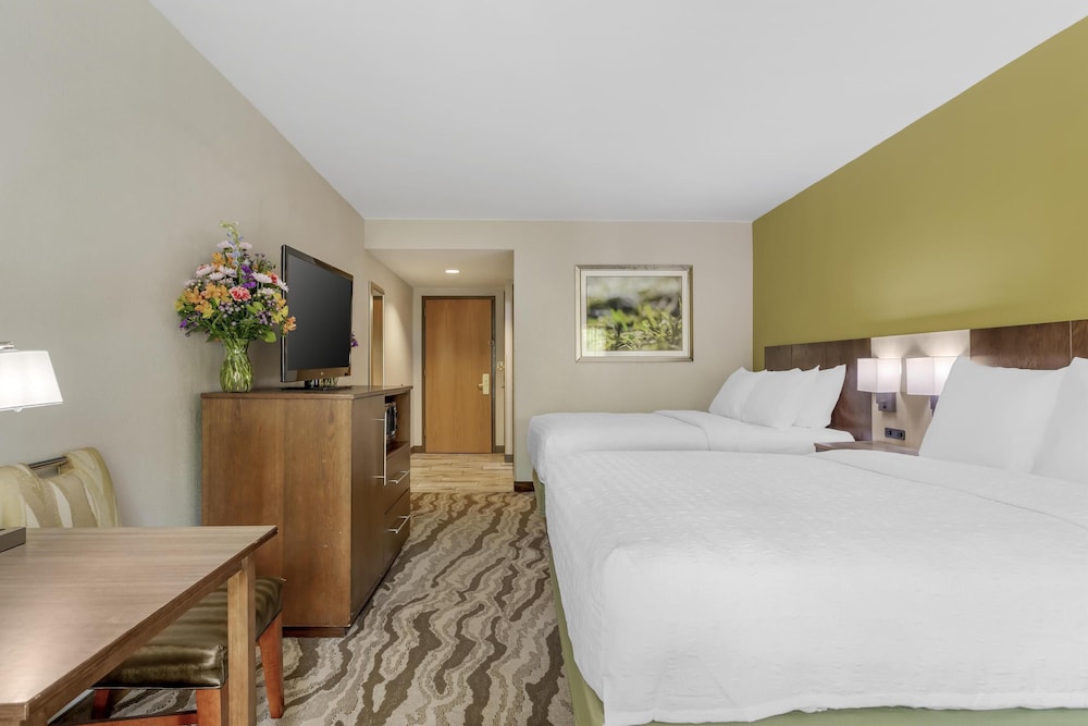 غرفة قياسية بسريرين كوين بإطلالة على النهر، Best Western Plus River Escape Inn & Suites 6/10