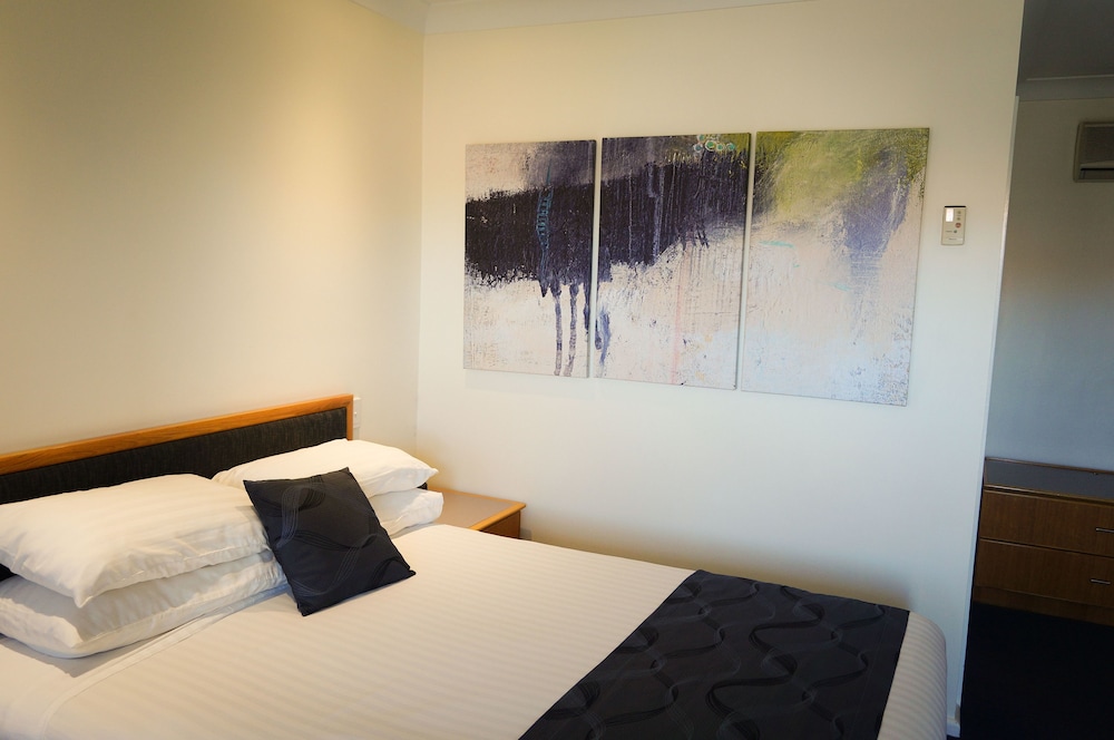 West End Motor Lodge 33/57