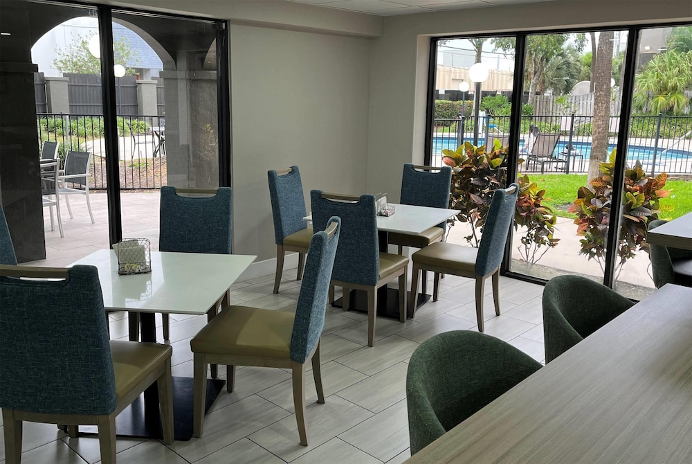 Hawthorn Extended Stay by Wyndham Ft Lauderdale Cypress Crk 30/46