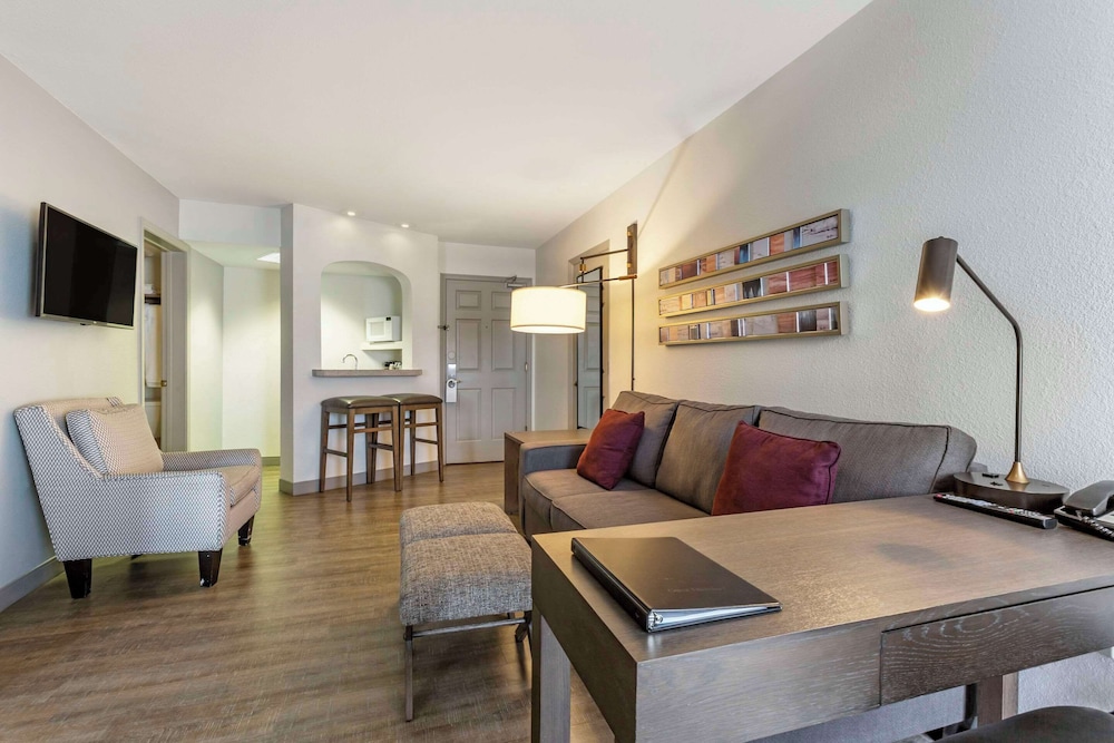 Windmill Suites Surprise - Phoenix, Ascend Hotel Collection 15/37