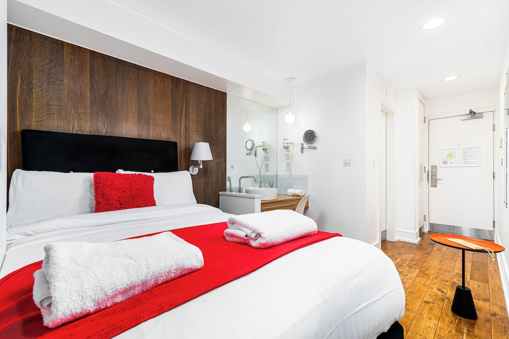 The Whitechapel Hotel 13/50