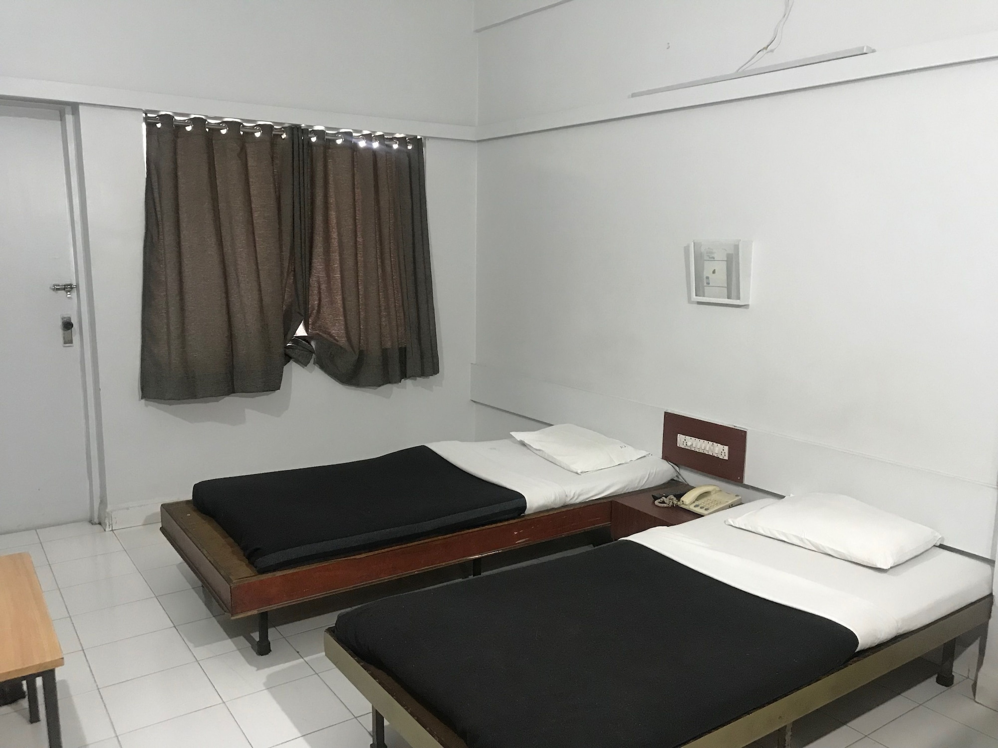 1 BEDROOM, STANDARD, TWIN BEDS