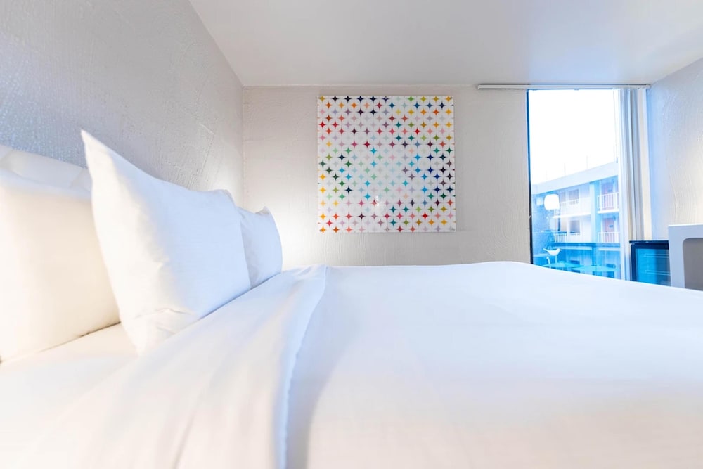 SUITE, KING BED, LIVING AREA