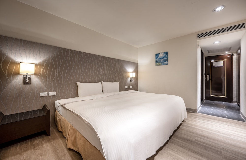 Classic, King Bed, No Window
