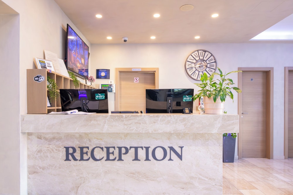 Royal Airport Hotel 8/69