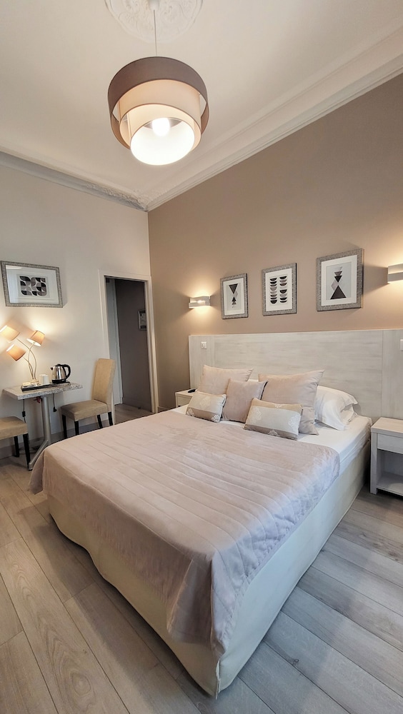 Classic, Queen Bed, City View