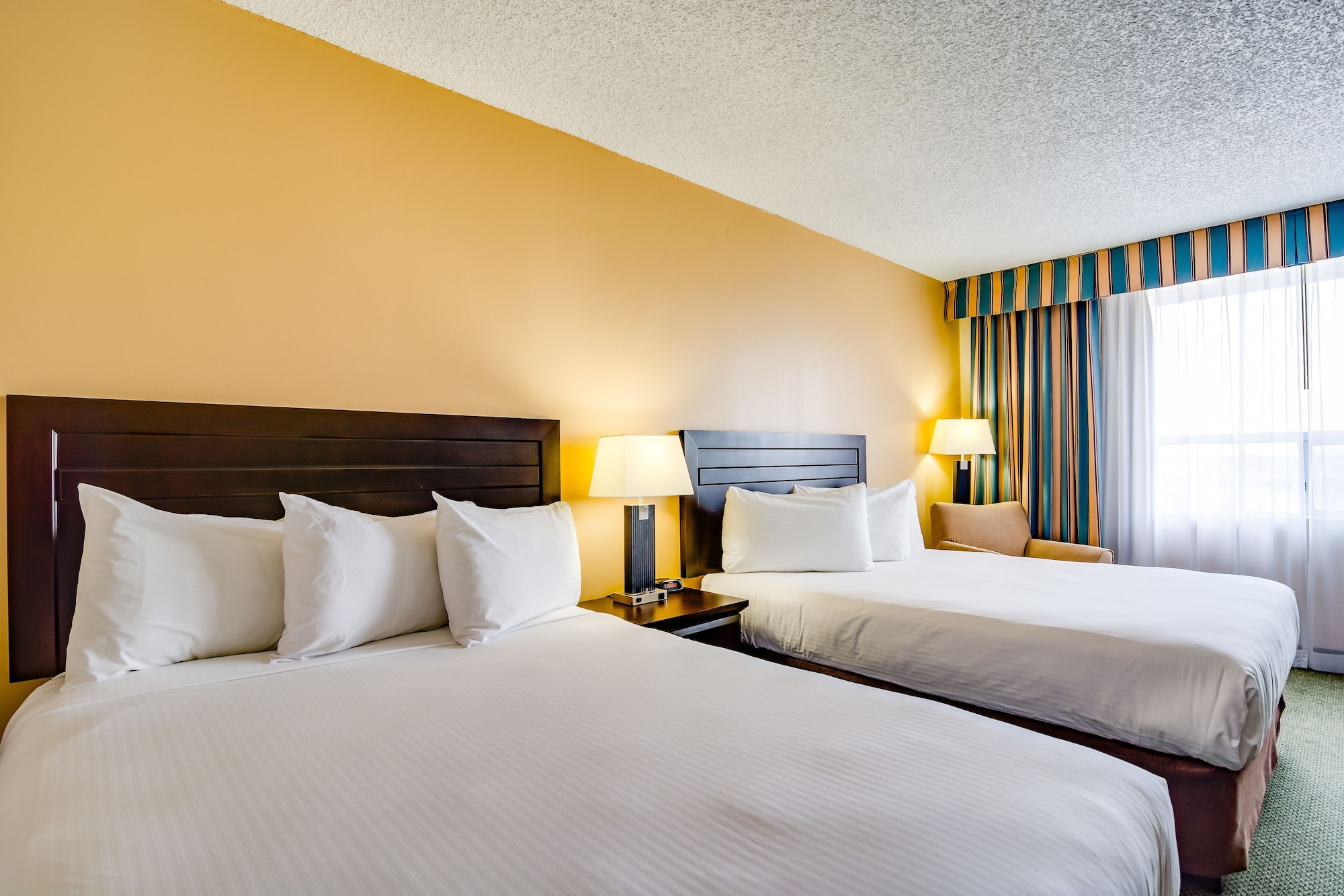 STANDARD, 2 QUEEN BEDS