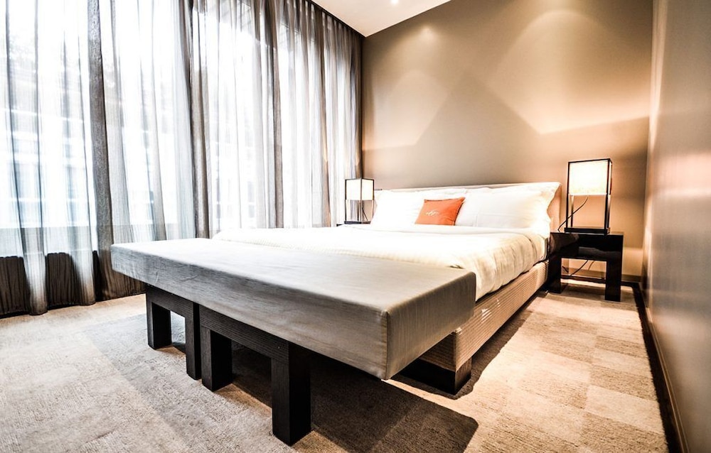EXECUTIVE, SUITE
