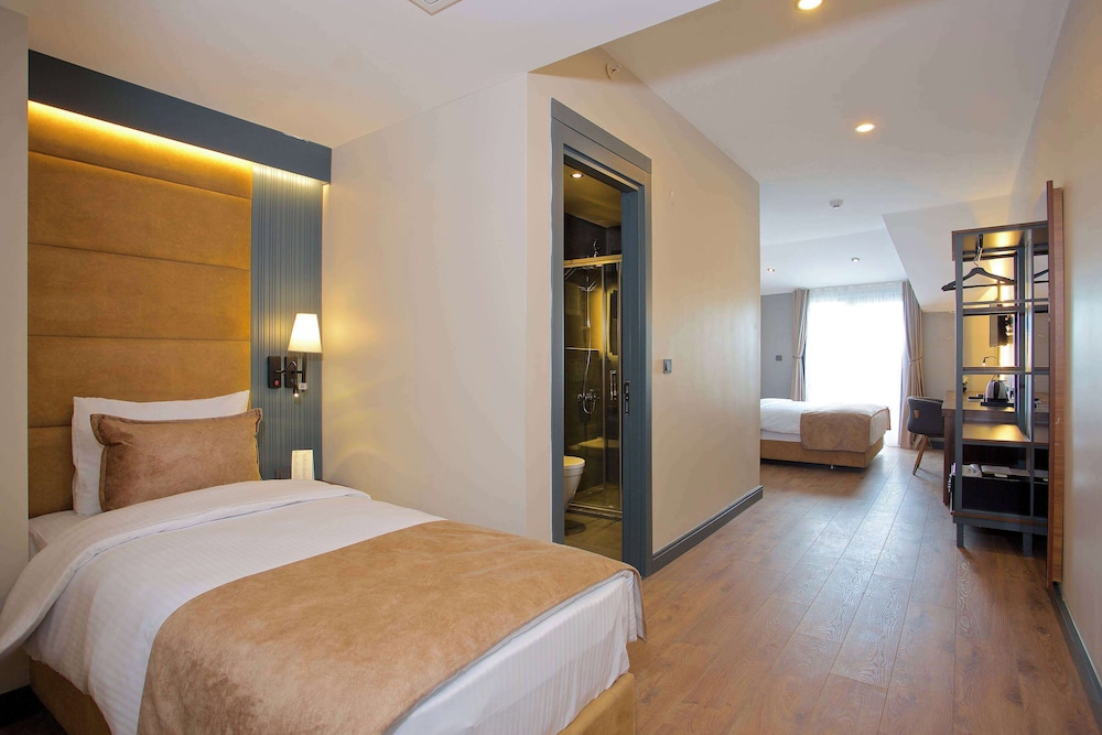 DELUXE, MULTIPLE BEDS, BALCONY