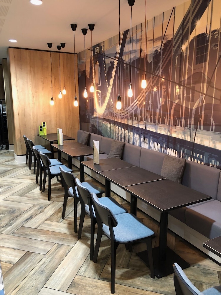 Hampton By Hilton Bristol Airport 39/46