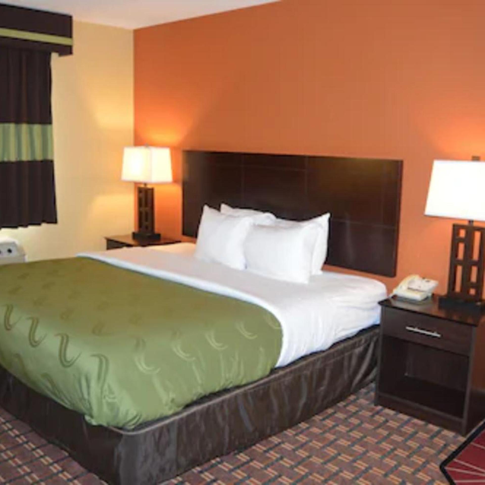 غرفة كبيرة بسرير كينج بحوض جاكوزي، Quality Inn O'Fallon IL - St. Louis 3/5