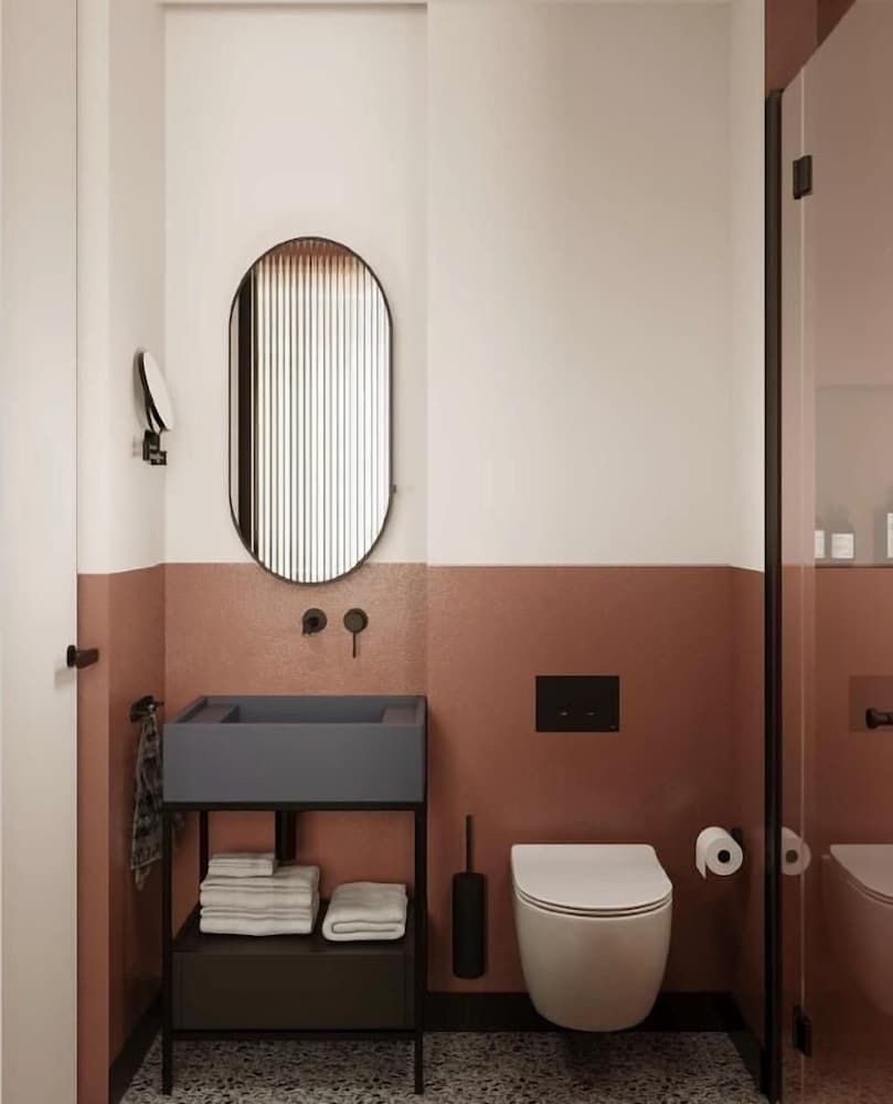 Bazaar Hotel 38/39