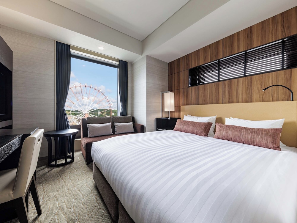 ROOM, DOUBLE BED, CORNER