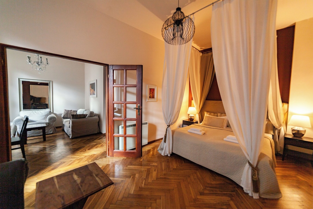 DELUXE, STUDIO, KITCHENETTE