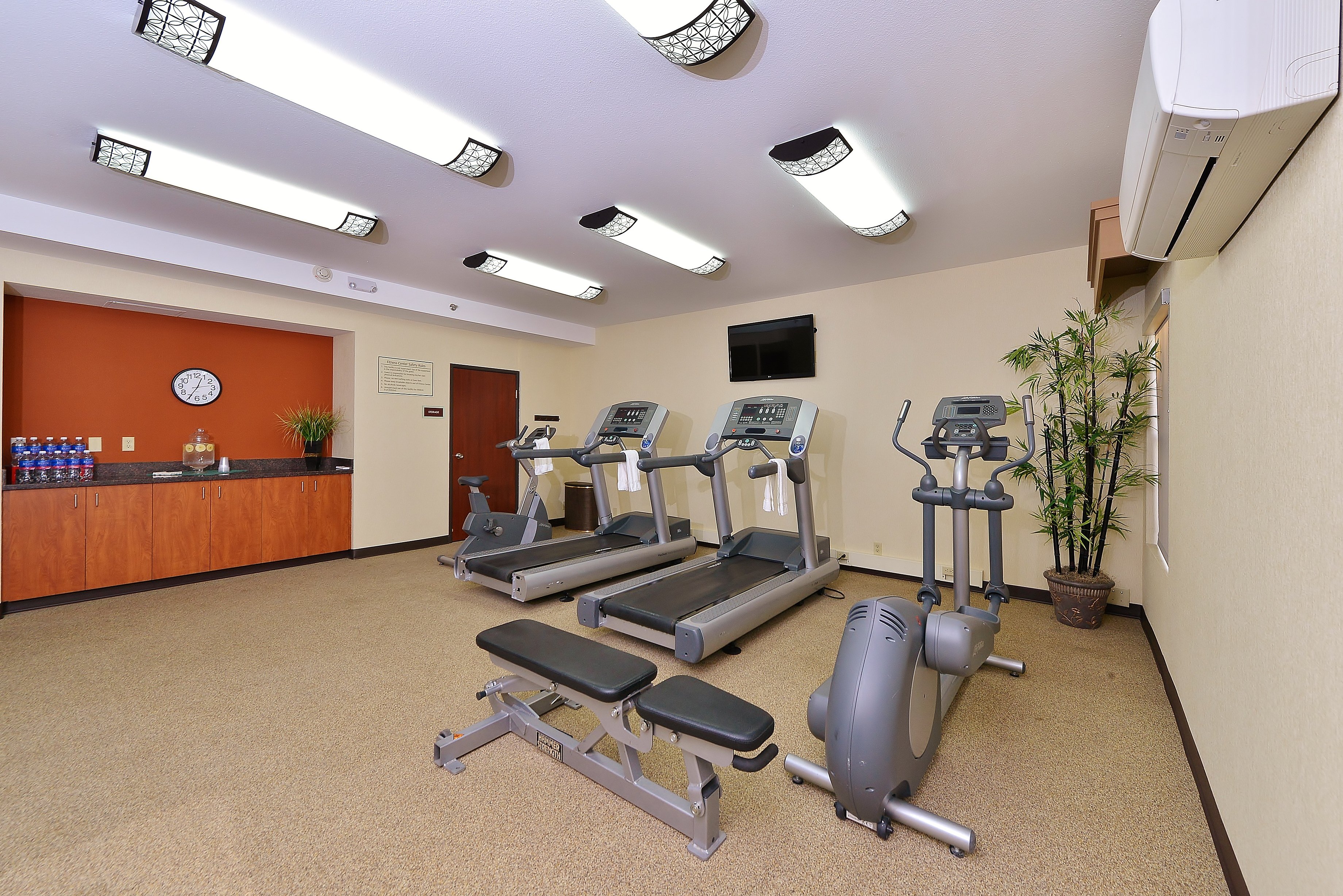 Best Western Plus Fresno Airport Hotel 33/68