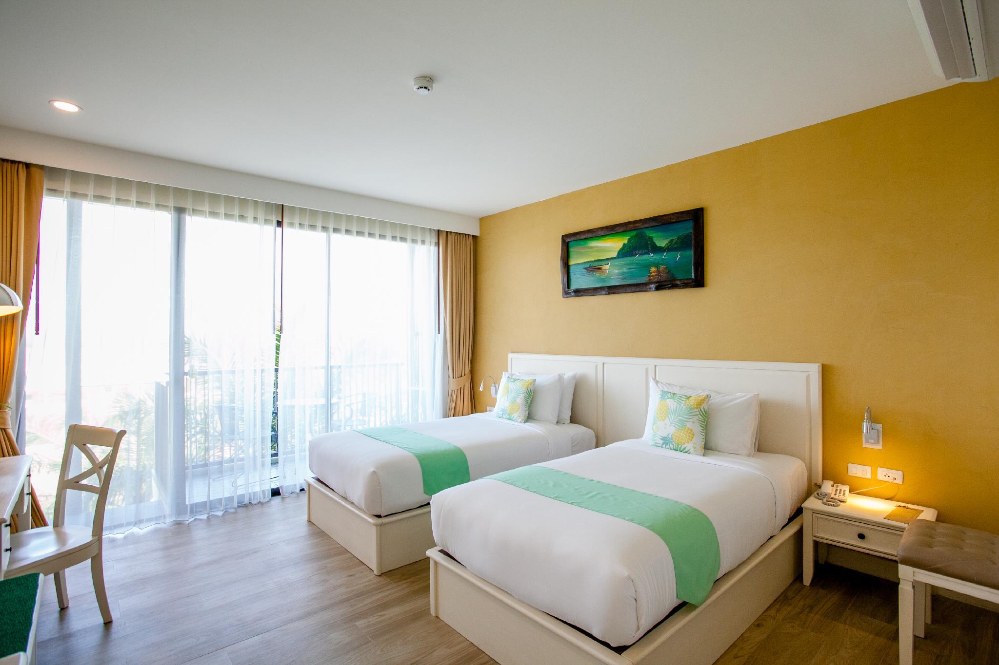 Deluxe, Twin Beds, Town View