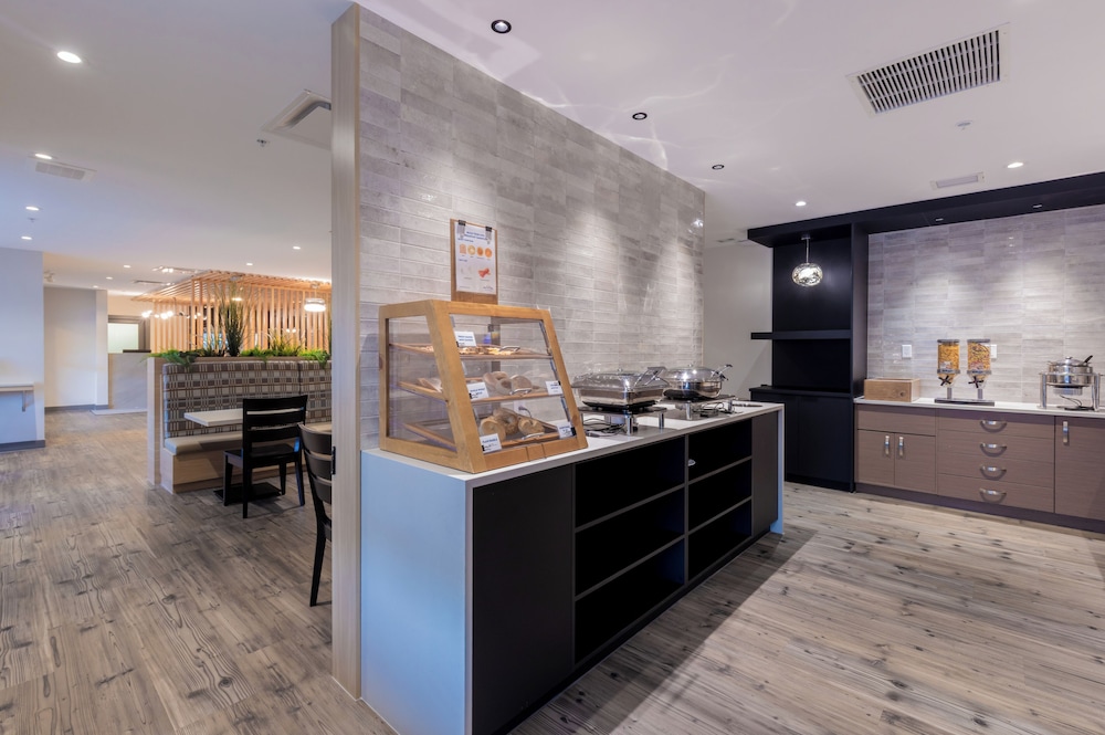 Microtel Inn & Suites by Wyndham Oyster Bay 11/56