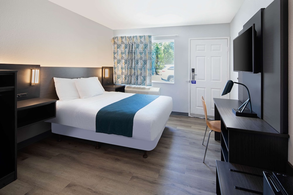 Standard, Queen Bed
