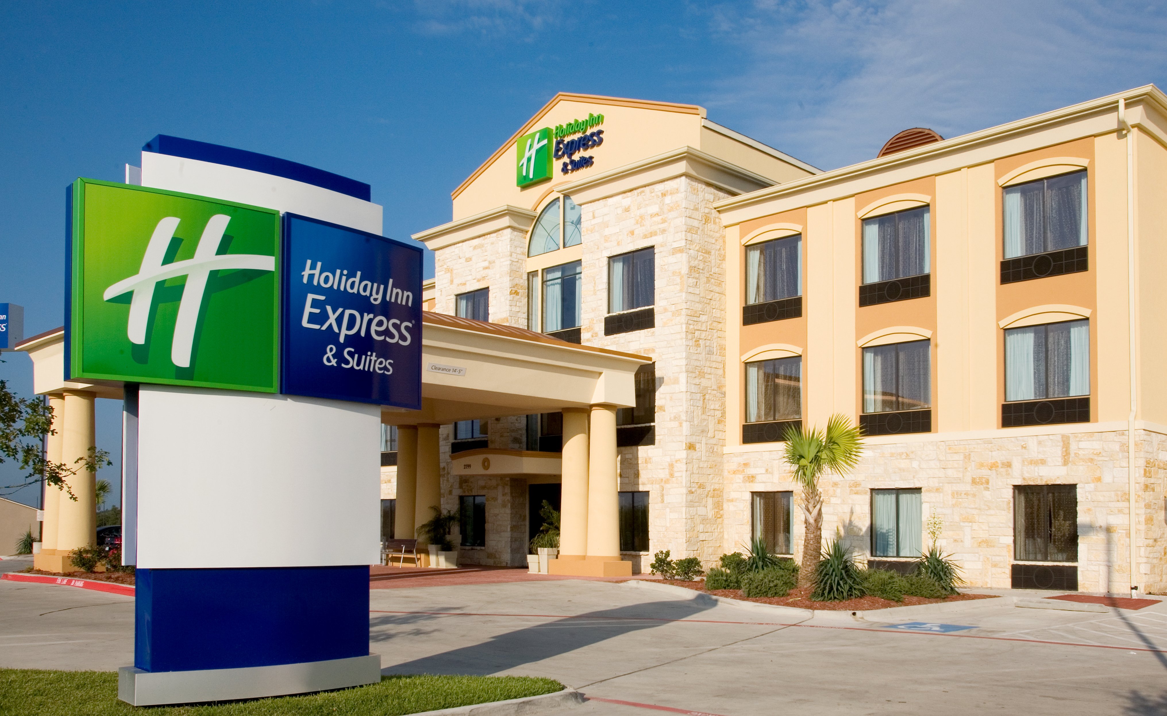 Holiday Inn Express Suites Beeville 68/76