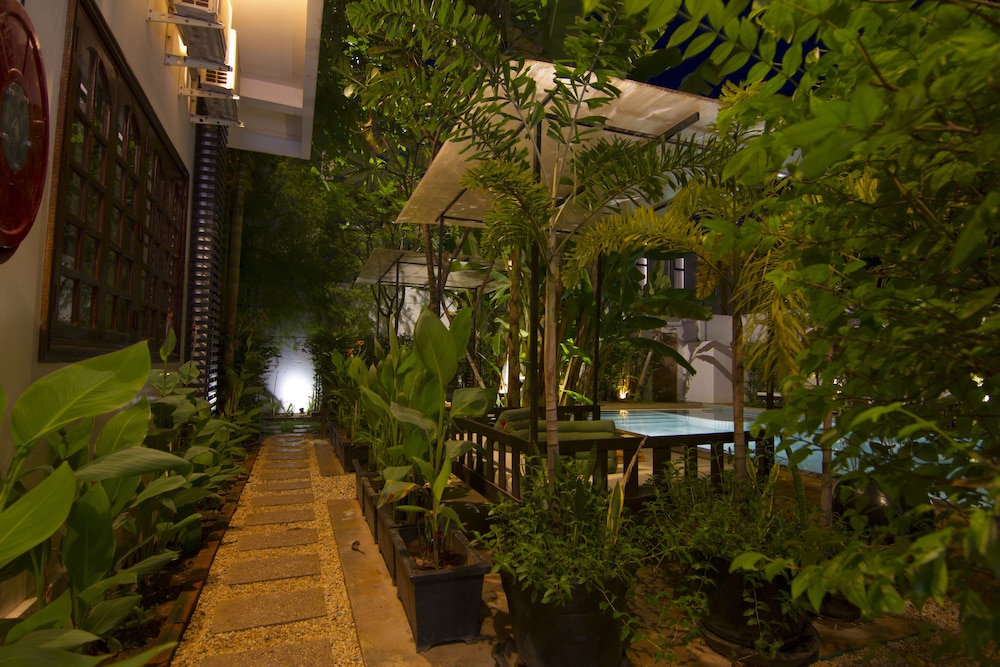 Apsara Centrepole Hotel 63/74