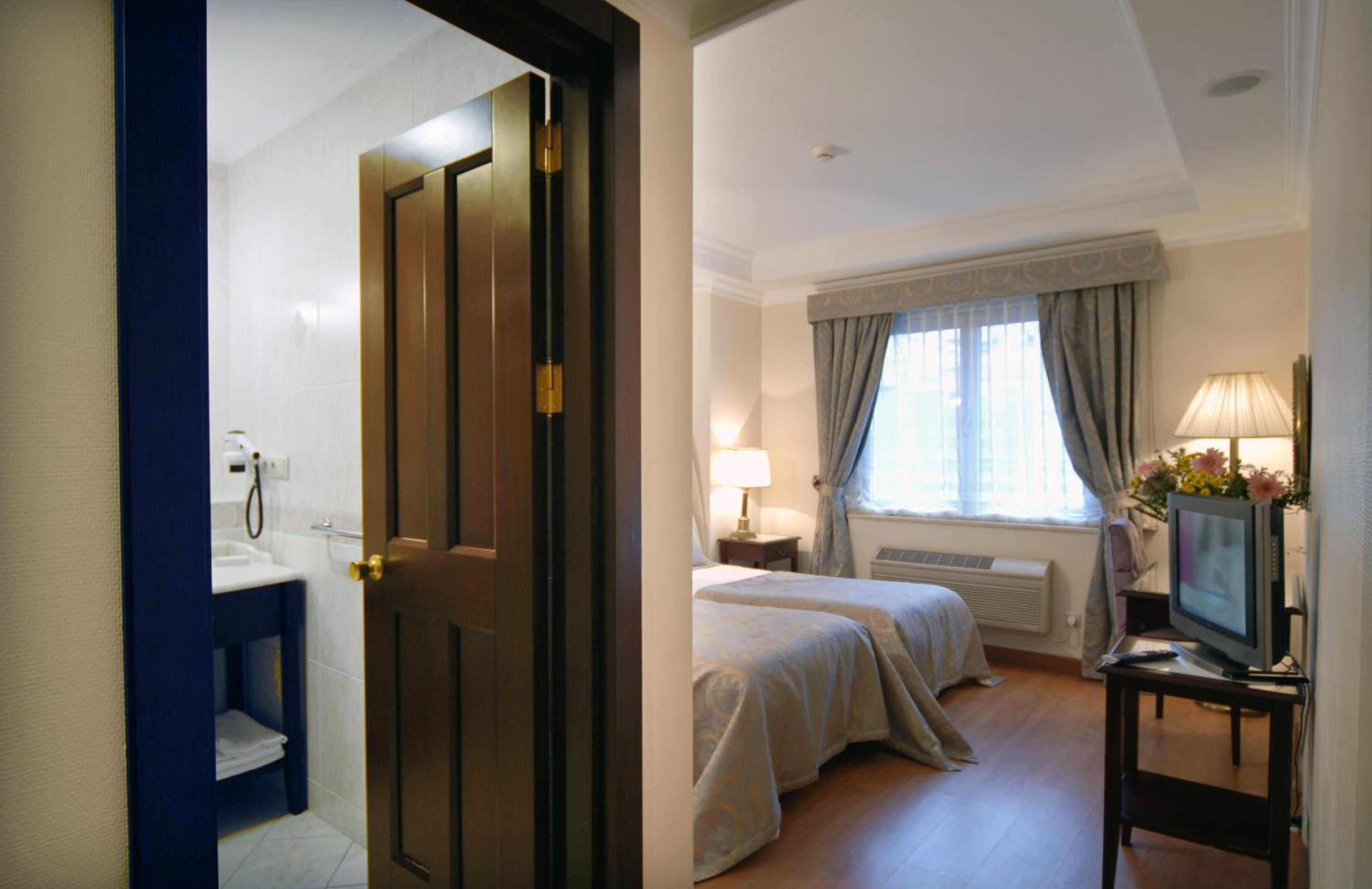 غرفة بسرير مزدوج أو سريرين منفصلين، Ramada Encore By Wyndham Kuwait Downtown 9/10