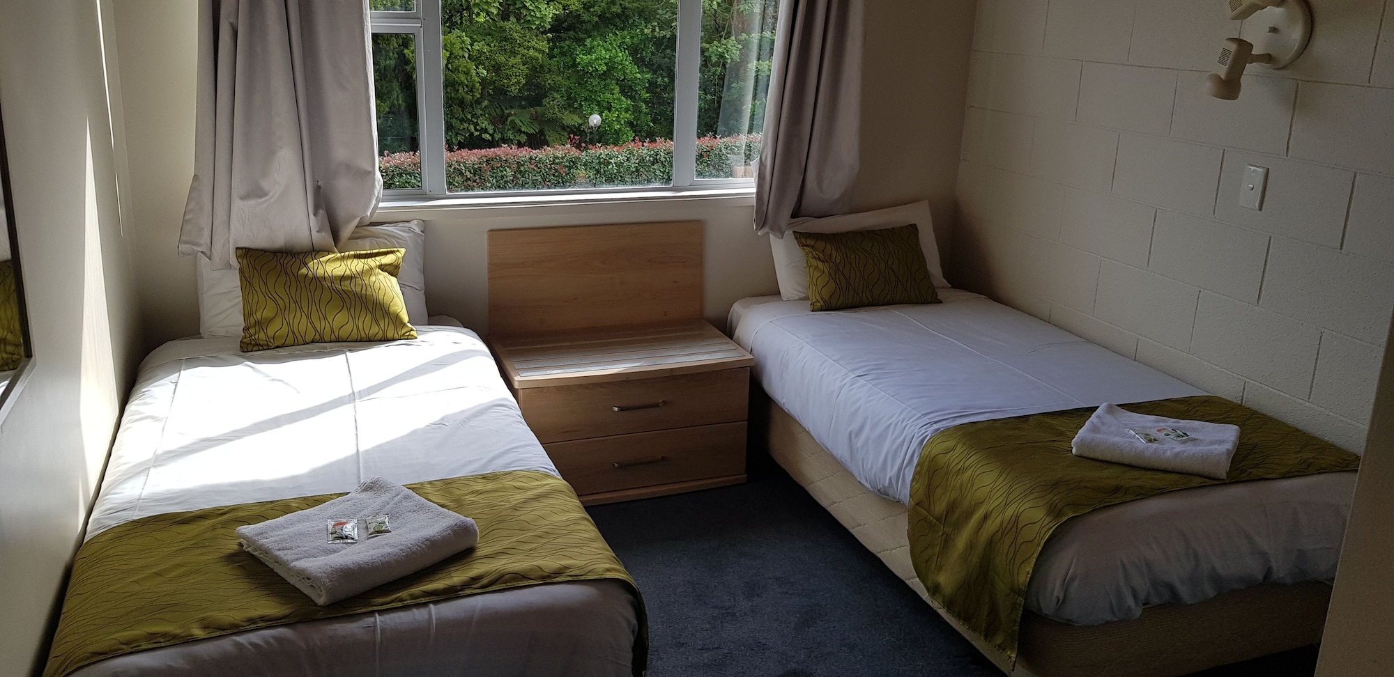 2 Bedrooms, Apartment, 1 Double and 3 Single Beds, Pool Side