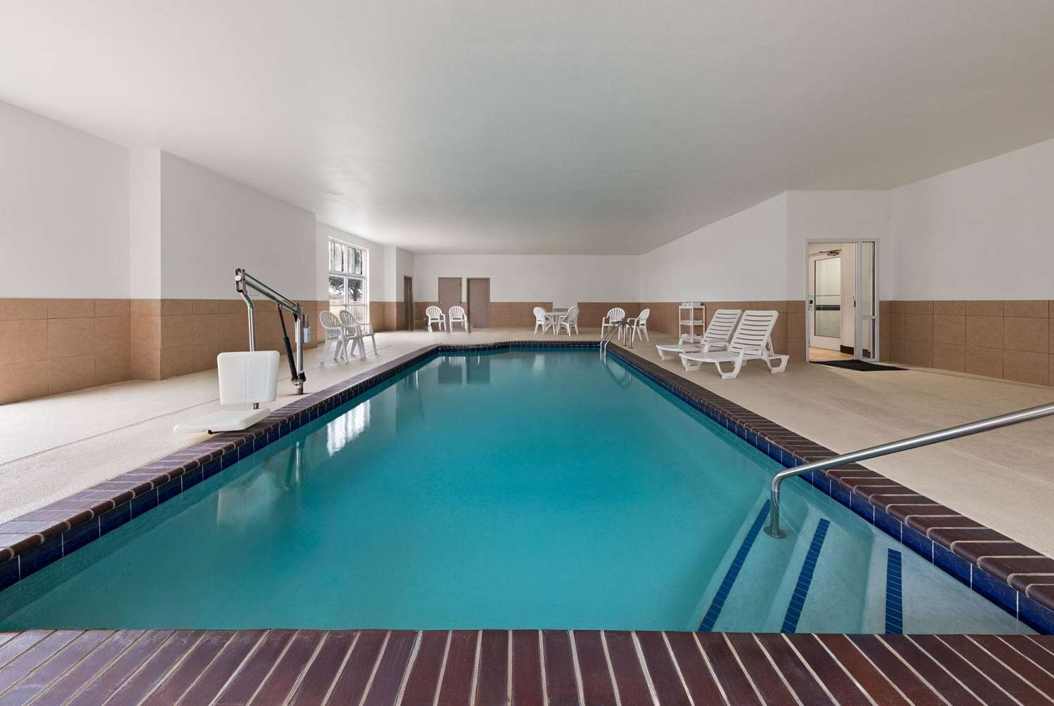 La Quinta Inn & Suites by Wyndham Ft. Worth - Forest Hill TX 23/49
