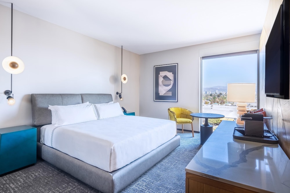 ROOM, KING BED, HOLLYWOOD HILLS VIEW