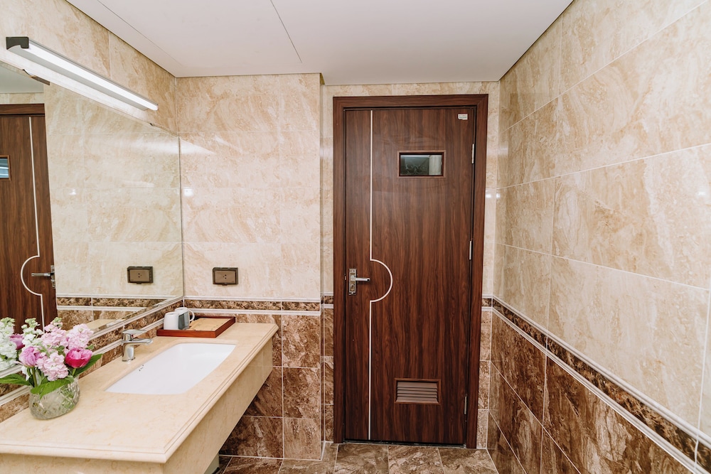 Legend Westlake Hotel 31/33